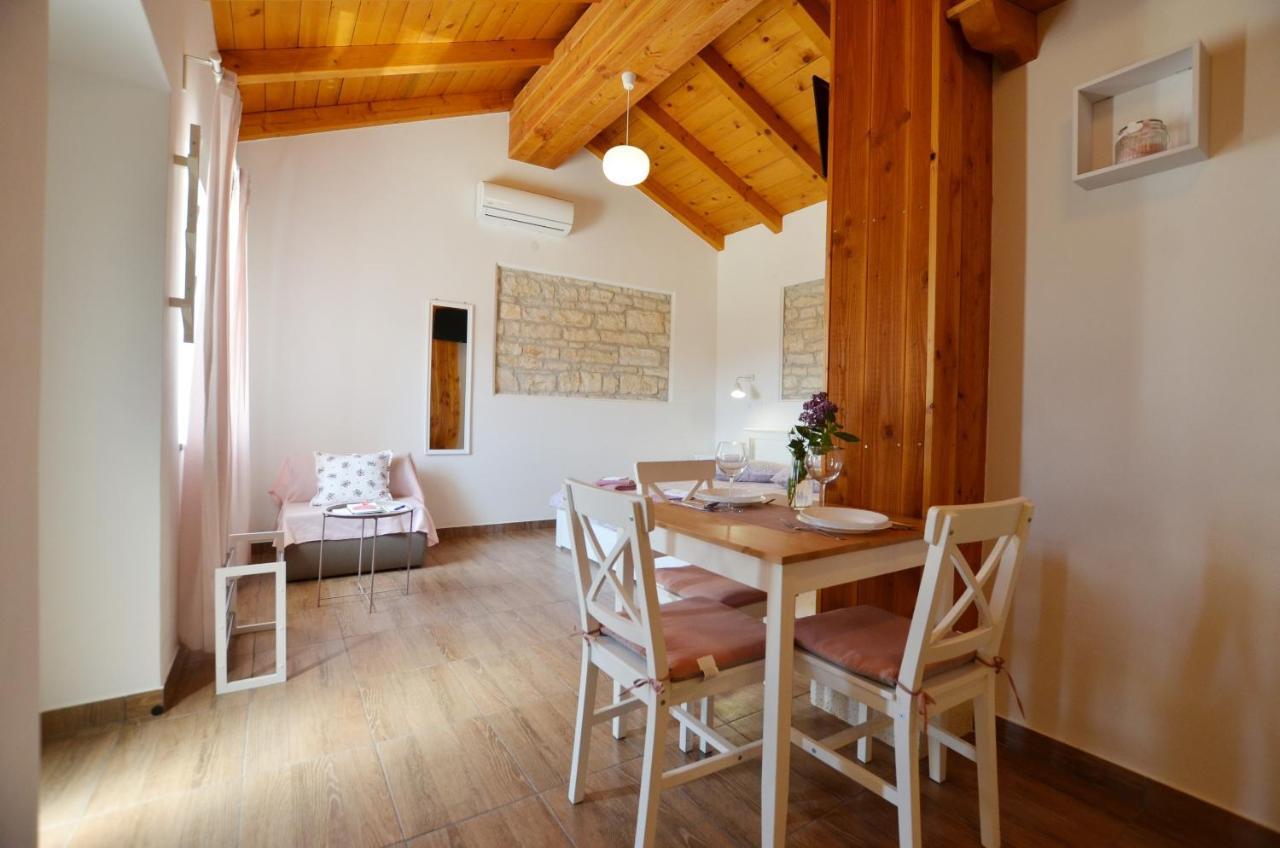 Casa Nini Apartment Ровин Екстериор снимка